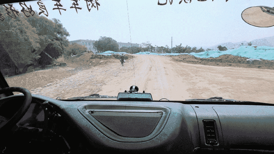 观察路况与前车动态